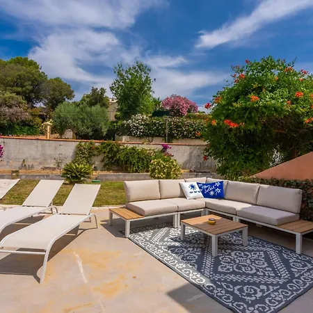 Holiday home Modern Pool & Wifi